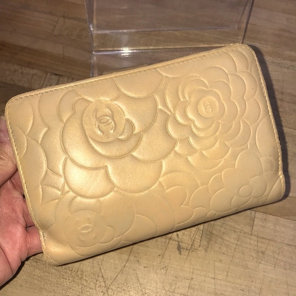 Chanel Gold Iridesent Camelia wallet w zipped up coin compartment. Gold hardware - Picture 4 of 8